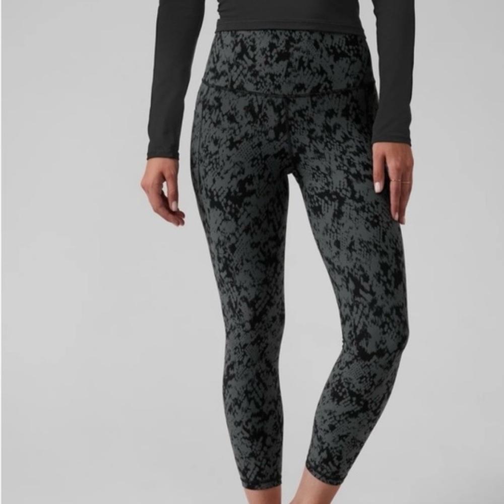 Athleta Salutation Stash Pocket II 7/8 Tight Snake Serpent Print Legging S/P